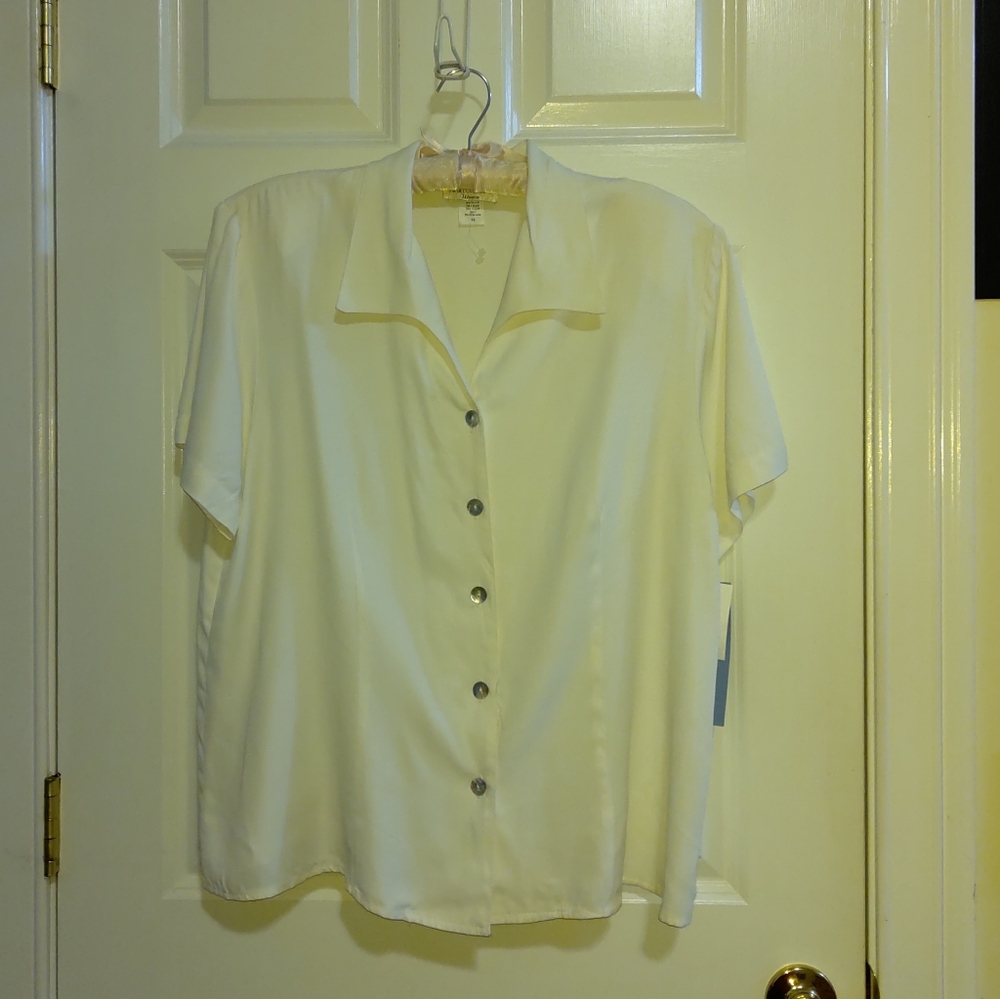 *New* off white, short sleeve blouse by Camille Claudel r 1X